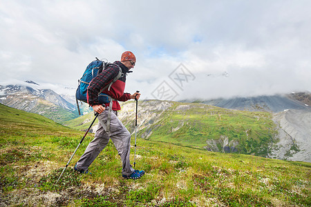 加大山区徒步旅行的人徒步旅行北美最受欢迎的娱乐活动有很多风景如画的小径图片