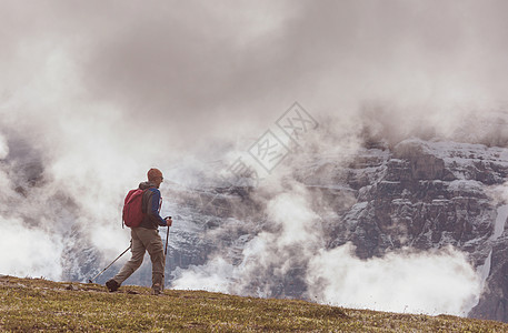 加大山区徒步旅行的人徒步旅行北美最受欢迎的娱乐活动有很多风景如画的小径图片