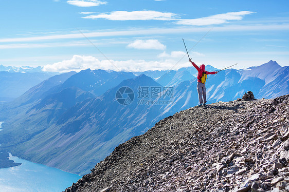 加大山区徒步旅行的人徒步旅行北美最受欢迎的娱乐活动有很多风景如画的小径图片