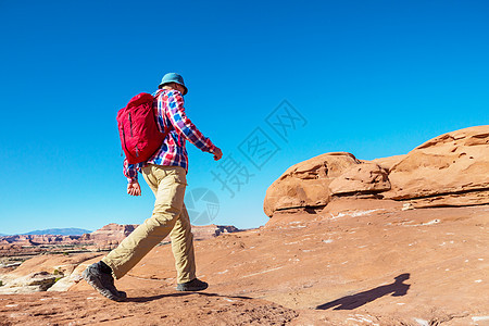 犹他州山区徒步旅行寻常的自然景观中徒步旅行奇妙的砂岩地层图片