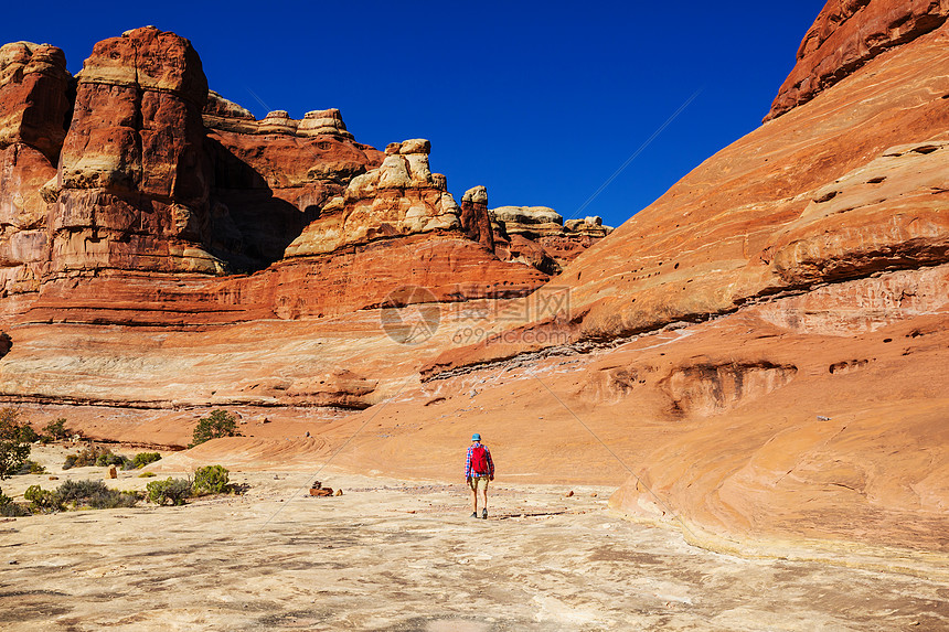 ‘~犹他州山区徒步旅行寻常的自然景观中徒步旅行奇妙的砂岩地层  ~’ 的图片