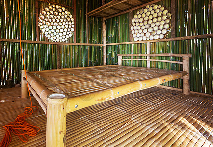 热带岛屿的绿色竹屋图片