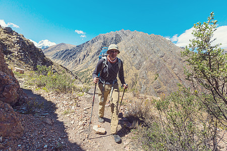 秘鲁科迪勒拉山的徒步旅行场景图片