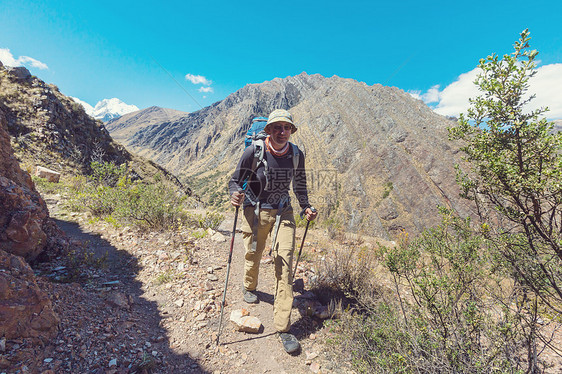 秘鲁科迪勒拉山的徒步旅行场景图片