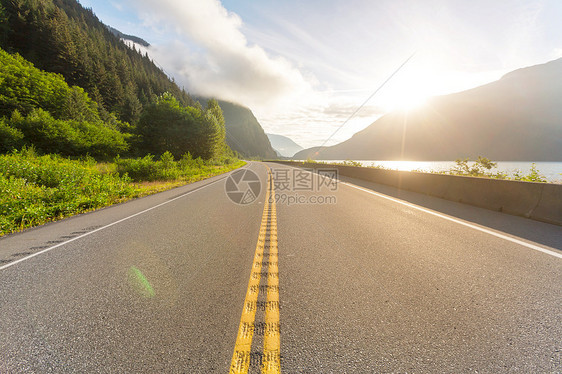 山上风景优美的道路旅行背景日出背景的人图片