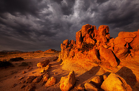 蒙古戈壁石沙漠中戏剧的日落场景图片