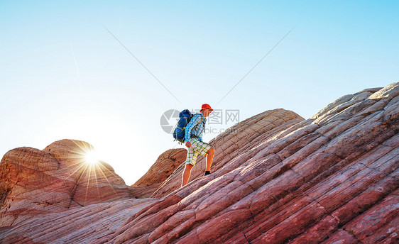 犹他州山区徒步旅行寻常的自然景观中徒步旅行奇妙的砂岩地层图片