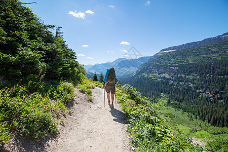 夏天山上的背包客图片