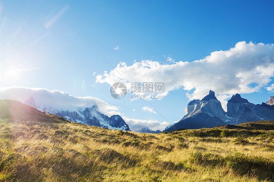 智利托雷斯德尔帕西公园美丽的山景世界著名的徒步旅行地区图片