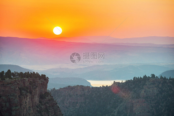 风景优美的日落山上秋天的季节图片