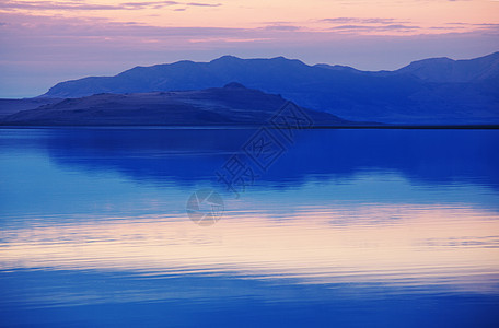 日落时大盐湖景观的风景图片