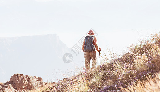 夏天山上的背包客图片