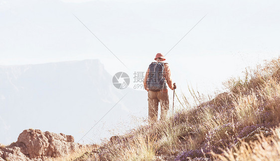 夏天山上的背包客图片