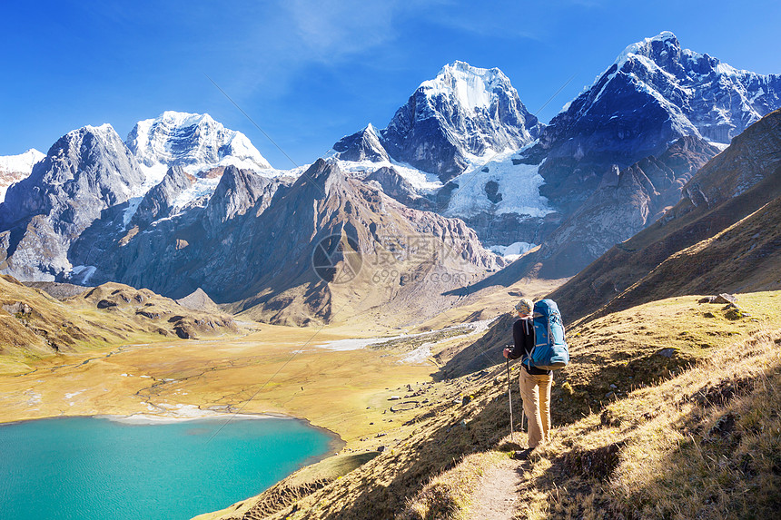 秘鲁科迪勒拉山的徒步旅行场景图片