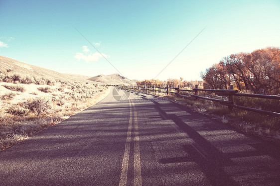 山上风景优美的道路旅行背景日出背景的人图片