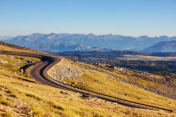 山上风景优美的道路旅行背景日出背景的人图片