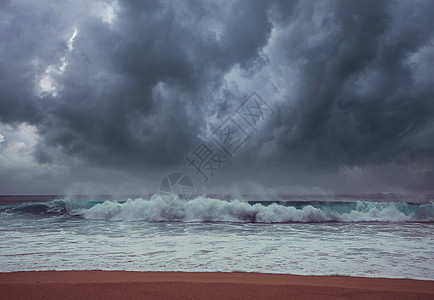 暴风雨云海洋中的巨浪图片