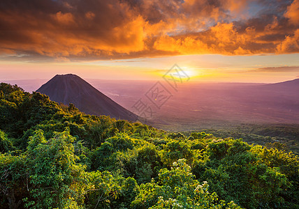 美丽的火山塞尔弗德公园萨尔瓦多日落图片