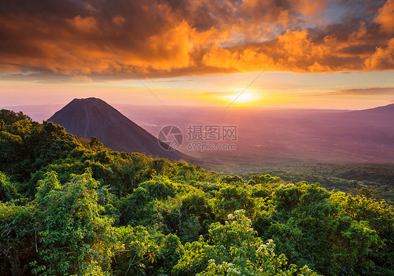 美丽的火山塞尔弗德公园萨尔瓦多日落图片