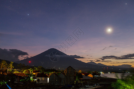 火山阿贡阿米德海滩,巴厘岛,印度尼西亚夜间图片