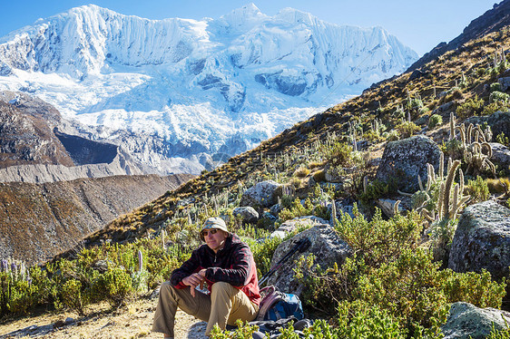 秘鲁科迪勒拉山的徒步旅行场景图片