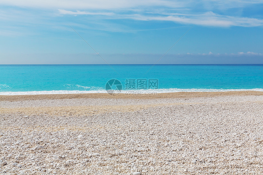 日落时美丽的海浪鹅卵石惊人的假期旅行背景图片