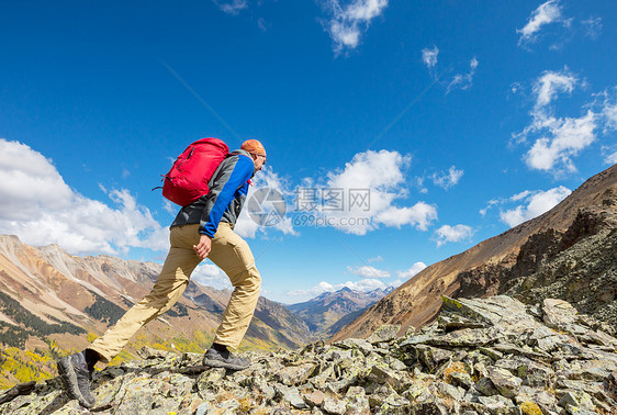 背包客秋天的山上徒步旅行图片