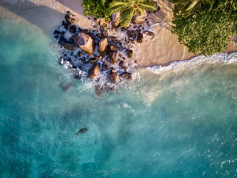 美丽的海滩与棕榈树岩石空中俯视无人机拍摄塞舌尔,马埃图片