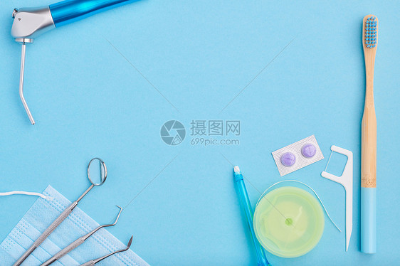 牙科工具浅蓝色背景顶部视图平躺牙齿护理,牙齿卫生健康理念图片