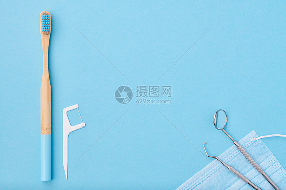 牙科工具浅蓝色背景顶部视图平躺牙齿护理,牙齿卫生健康理念图片