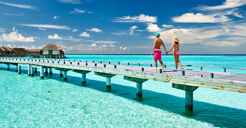 夫妇马尔代夫的热带海滩码头图片