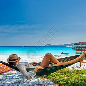 马来西亚培亨提岛热带海滩吊床上的女人图片