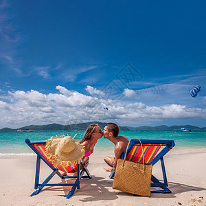 夫妇泰国的热带海滩上接吻图片
