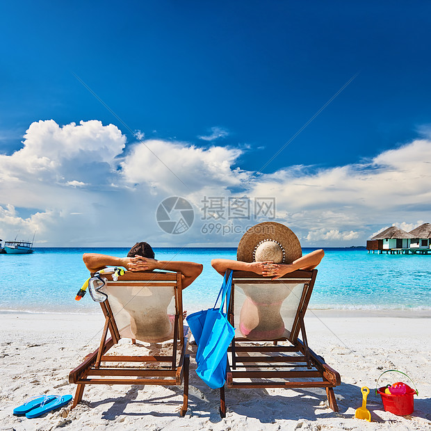 夫妇马尔代夫的热带海滩上晒太阳图片