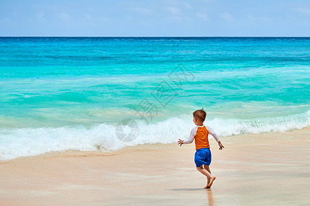 小暑假三岁的蹒跚学步的男孩海滩上跑步暑假塞舌尔马赫背景