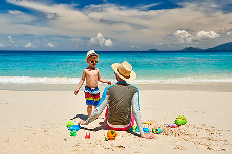 三岁的蹒跚学步的男孩父亲海滩上暑假家庭度假塞舌尔马赫图片