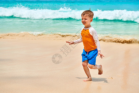 三岁的蹒跚学步的男孩海滩上跑步暑假塞舌尔马赫图片