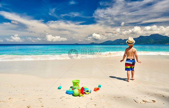 三岁的蹒跚学步的男孩海滩上玩海滩玩具暑假塞舌尔马赫图片
