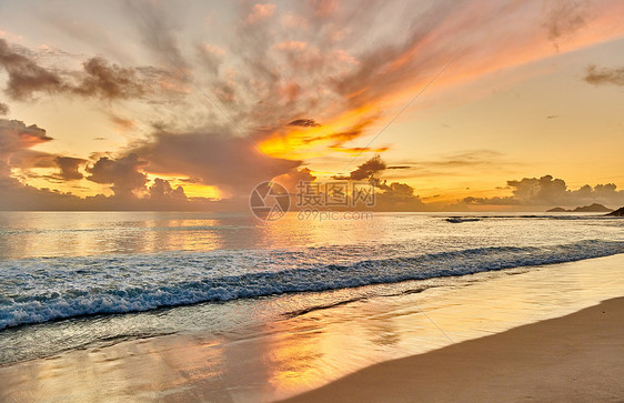 美丽的日落塞舌尔海滩,马赫图片