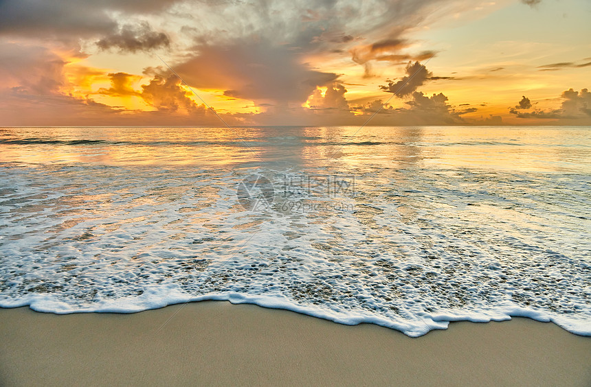 美丽的日落塞舌尔海滩,马赫图片