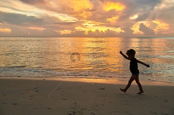 三岁的蹒跚学步的男孩日落时海滩上散步暑假塞舌尔马赫图片