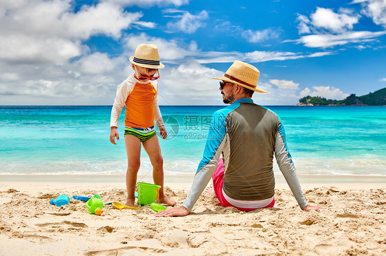 三岁的蹒跚学步的男孩父亲海滩上暑假家庭度假塞舌尔马赫图片