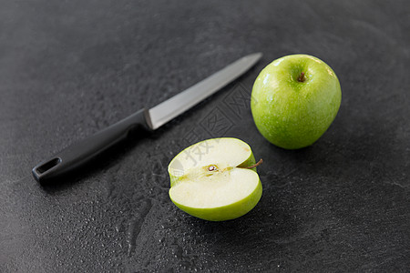 水果,饮食,生态食品物品绿色苹果菜刀石板石背景石板背景上的青苹果菜刀图片