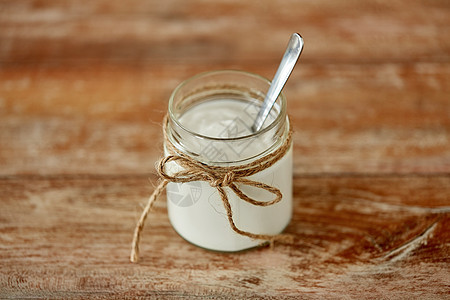 食品乳制品木制桌子上的老式玻璃瓶中自制酸奶或酸奶油木制桌子上玻璃瓶中的酸奶或酸奶油图片