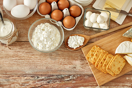 食物饮食白干酪,饼干,酸奶与黄油鸡蛋木桌上干酪,鸡蛋,酸奶黄油图片