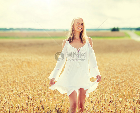乡村,自然,暑假,假期人们的微笑的年轻女人穿着白色的衣服谷物田微笑的年轻女人穿着白色的衣服谷物地里图片