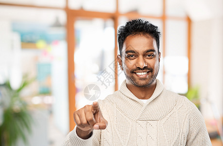 选择,手势人的微笑的印度男子指着相机办公室背景微笑的印度男人指着相机图片