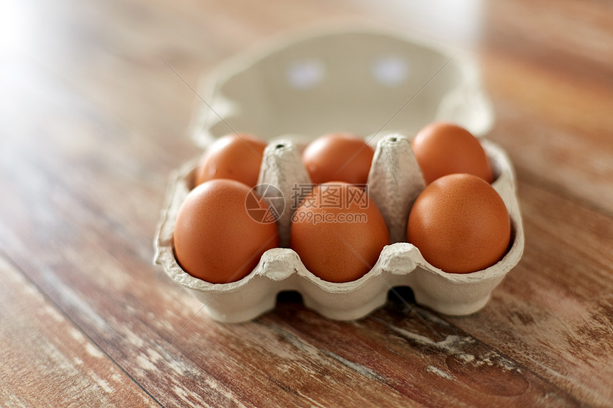 食物,烹饪烹饪自然鸡蛋纸板箱木制桌子上把鸡蛋关木桌上的纸板箱里图片