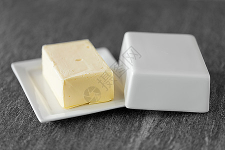 食品乳制品石头桌子上的黄油把黄油关石桌上图片