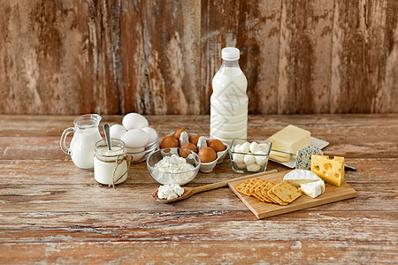 食物饮食干酪,饼干,牛奶瓶,酸奶与黄油鸡蛋木桌上干酪,牛奶,酸奶黄油图片